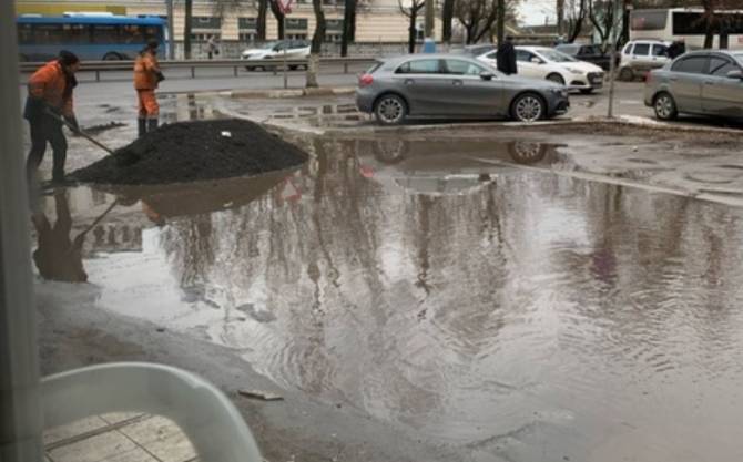 В центре Брянска засыпали асфальтом огромную яму с лужей