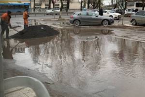 В центре Брянска засыпали асфальтом огромную яму с лужей