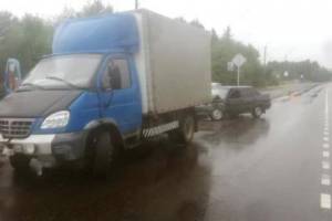 В Брянске водитель легковушки пострадал в столкновении с грузовиком