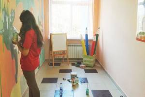 В Брянске 15-летняя художница украсила стены детского сада