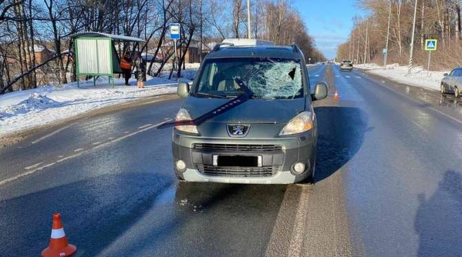 На брянской трассе водитель Peugeot сломал ногу мужчине