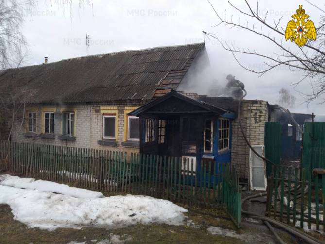 В Брянске при пожаре в доме на Песчаной пострадал человек