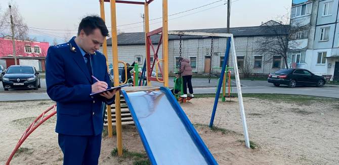 В Погаре прокуратура после жалоб горожан проверит состояние детской площадки 