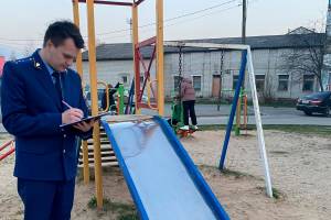 В Погаре прокуратура после жалоб горожан проверит состояние детской площадки 