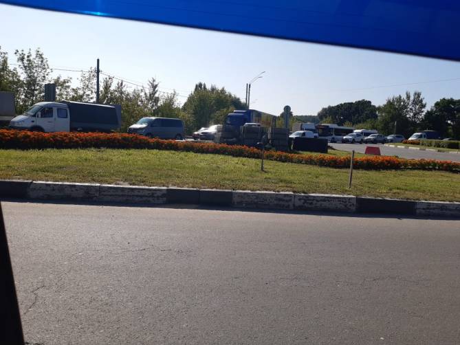 В Брянске автомобильная пробка парализовала улицу Литейную
