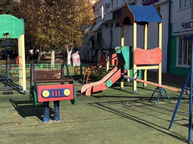 Жители Клинцов жалуются на разваливающуюся детскую площадку