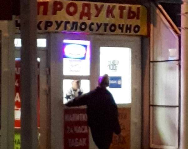 В Брянске «застукали» продавщицу без маски в продуктовом ларьке