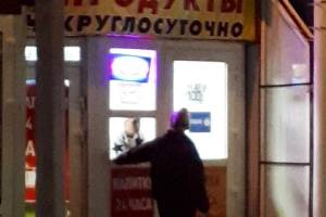 В Брянске «застукали» продавщицу без маски в продуктовом ларьке