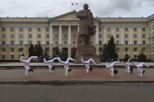 Брянские акробатки в Смоленске станцевали перед Лениным