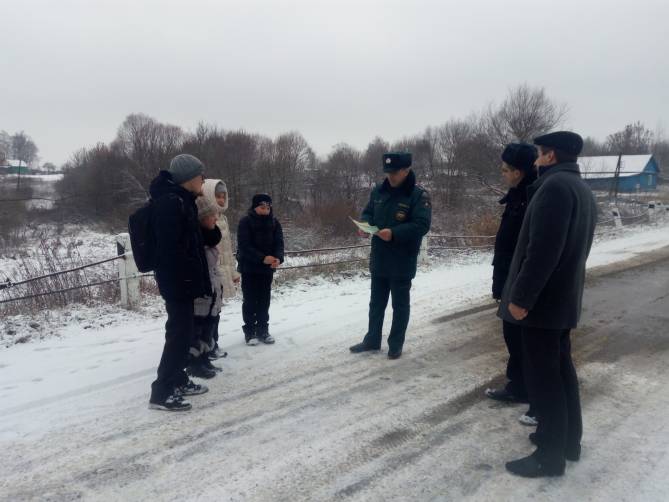 В Жирятинском районе сотрудники МЧС проверили прочность льда