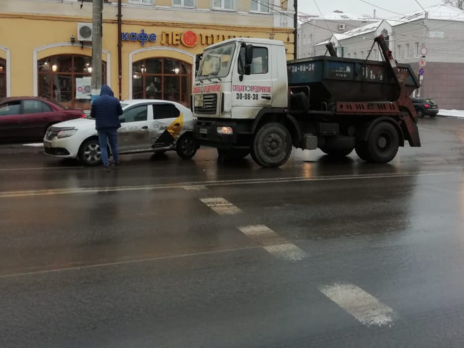 В Брянске мусоровоз врезался в «Яндекс.Такси»