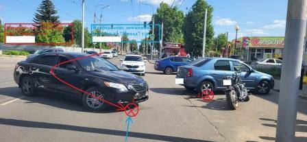 В Брянске водитель Toyota устроил массовое ДТП и покалечил 53-летнего мотоциклиста