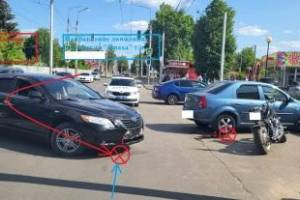 В Брянске водитель Toyota устроил массовое ДТП и покалечил 53-летнего мотоциклиста