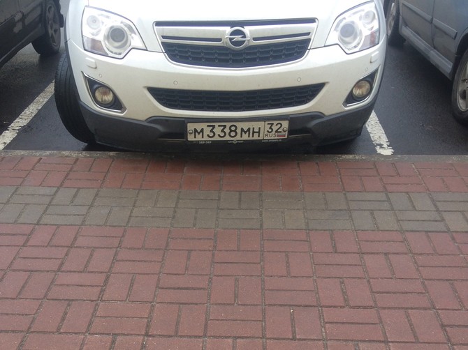 В Клинцах водитель «Опеля» поцарапал на парковке машины