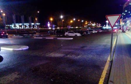 В Брянске легковушка сбила мужчину на парковке ТРЦ «Аэропарк»