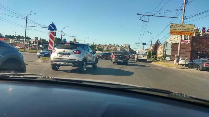 В Брянске водитель протаранил дорожное ограждение