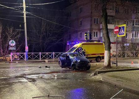 В Брянске пьяный водитель снес забор и врезался в столб: ранена 21-летняя девушка