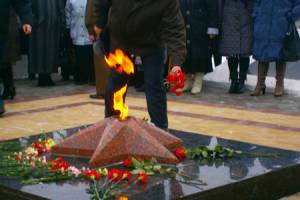 В Климово дети устроили переработку мусора на Вечном огне
