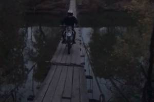 Под Брянском сняли на видео байкера на подвесном мосту в Хотылево