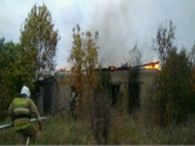 В Карачевском районе огонь уничтожил нежилой дом