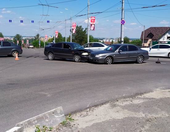 В Брянске на Городищенской горке столкнулись две легковушки