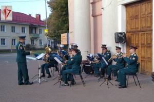 Росгвардейцы устроили концерт для пожилых брянцев