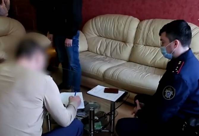 Появилось видео задержания брянского депутата за секс со школьницей
