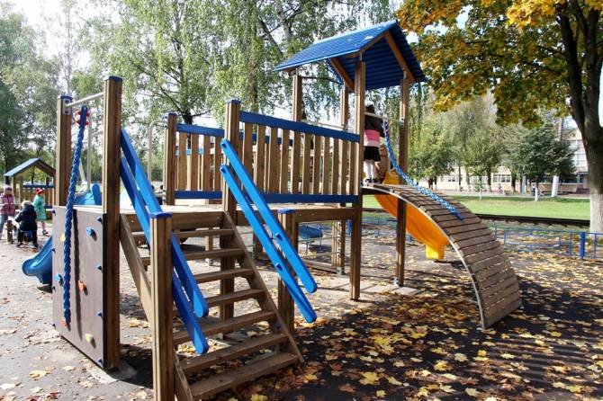 В Володарском районе Брянска благоустраивают три детские площадки