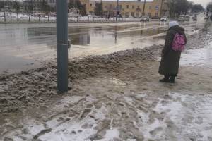 В Брянске пешеходные переходы утонули в грязи и лужах
