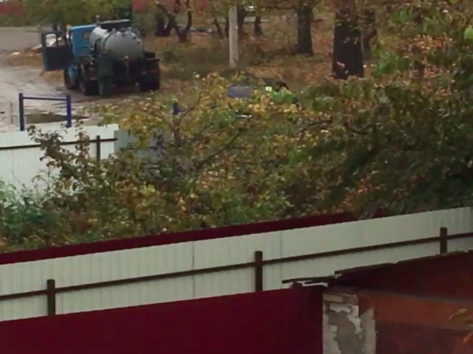 В Брянске во дворе многоэтажки ассенизаторская машина слила цистерну
