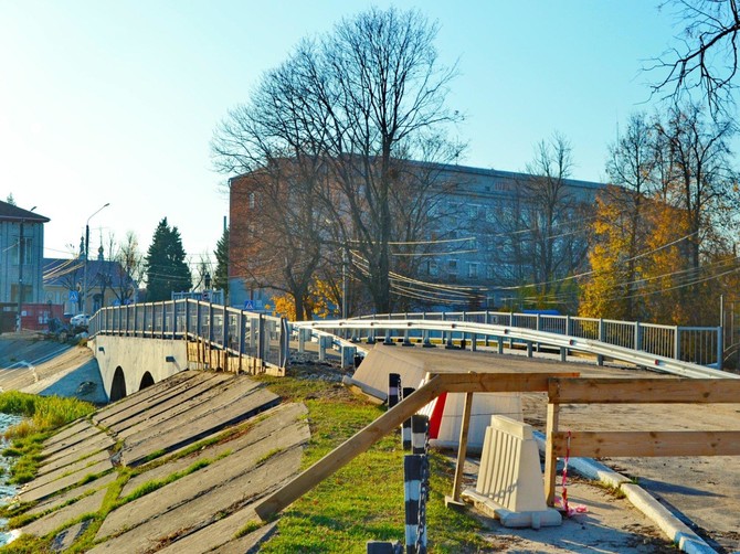В Новозыбкове затянулся ремонт старинного моста