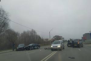 В Брянске на улице Флотской столкнулись четыре легковушки