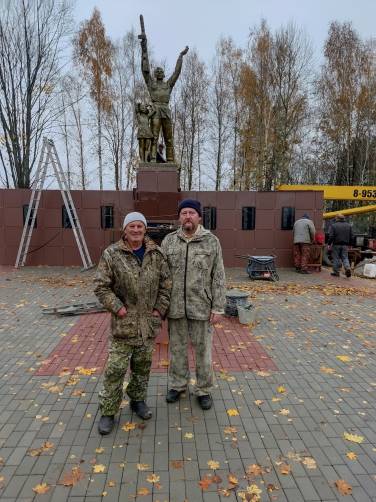 В Новых Бобовичах открыли памятник воину с ребёнком