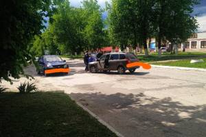 В брянском посёлке Локоть столкнулись две легковушки