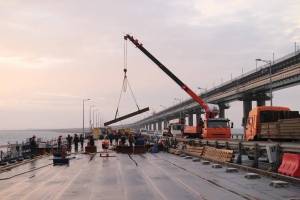 С помощью клинцовских кранов завершили надвижку поврежденных пролетов Крымского моста