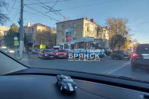 В Брянске на улице Никитина из-за ДТП образовалась пробка