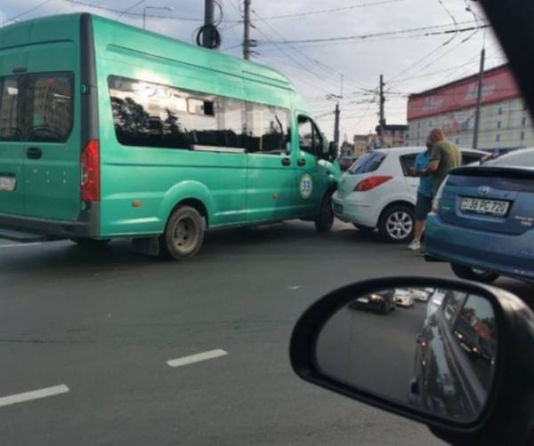 В Брянске на кольце у Полтинника столкнулись автобус и легковушка