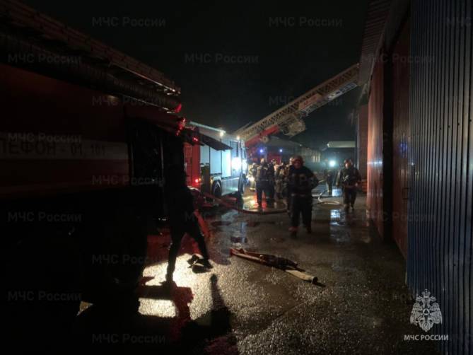 В брянском селе Супонево загорелись склады на улице Шоссейной