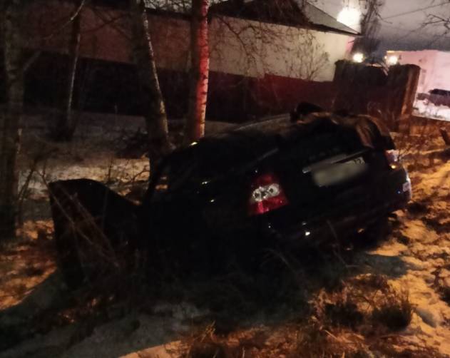 В Брянске 22-летний уголовник угнал машину у девушки-курьера и попал в ДТП