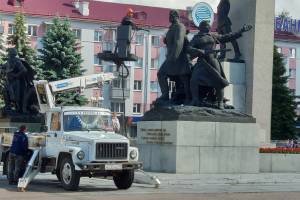 В Брянске перед маршем Победы отмыли памятник на площади Партизан