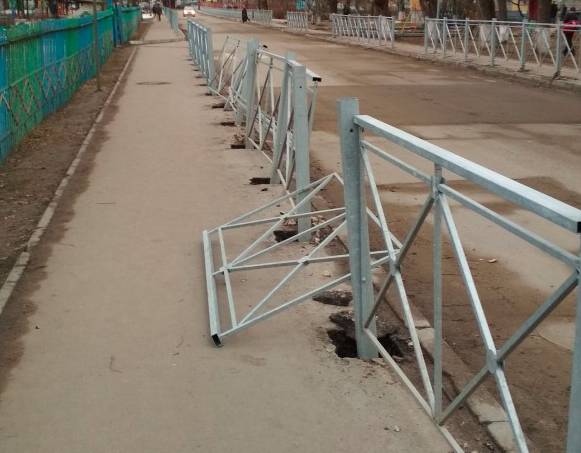 Брянцы разгромили уродливый забор на Киевской