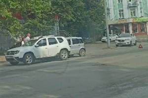 В Брянске возле «БУМ-Сити» столкнулись две легковушки