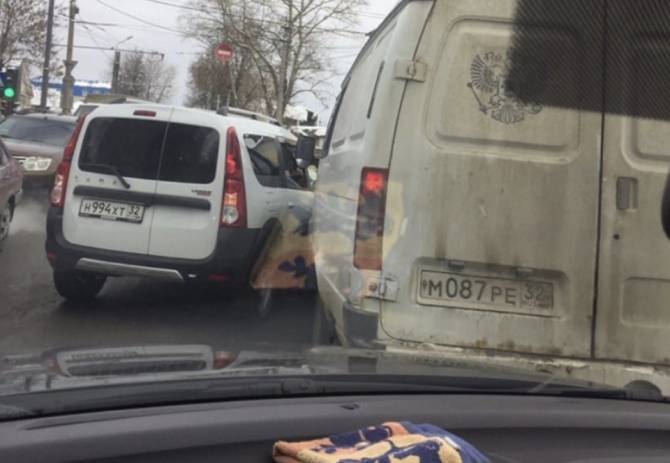 В центре Брянска на перекрёстке случилось ДТП