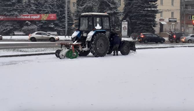 В Брянске коммунальщики вышли на битву со снегопадом