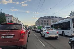 В Брянске из-за закрытия улицы Горького образовалась пробка на проспекте Ленина