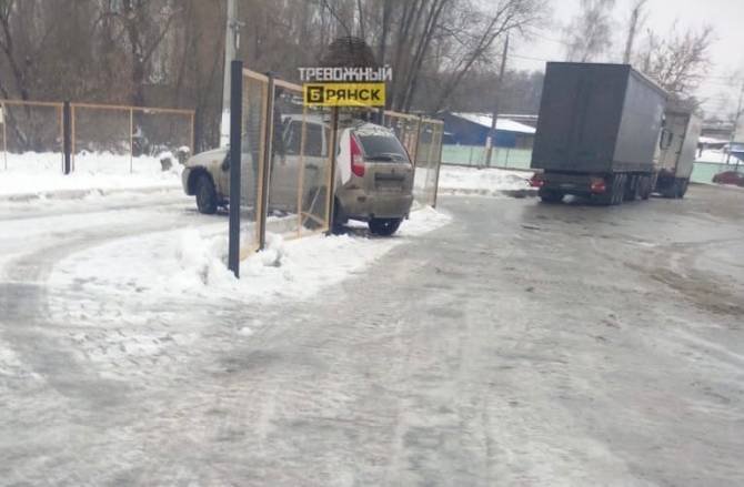 В Брянске на выезде с заправки «Роснефть» иномарка протаранила забор