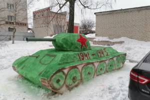 В Клинцах построили снежный танк к 23 февраля