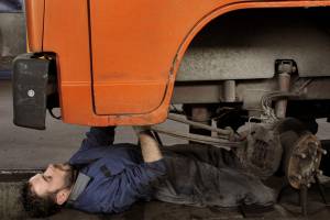 В Брянске слесарь получил тяжелую травму во время ремонта машин