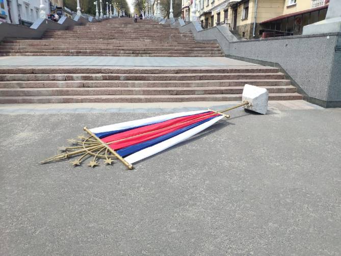 В Брянске на лестнице к набережной рухнул флаг России