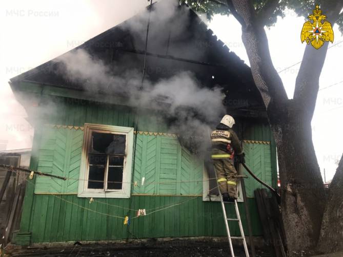 В Брянске на Чичеринке сгорел жилой дом: есть пострадавший